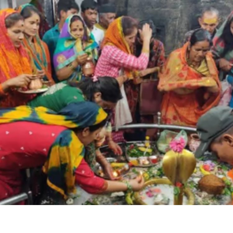 शिव मंदिरों में जलाभिषेक के लिए उमड़े श्रद्धालु