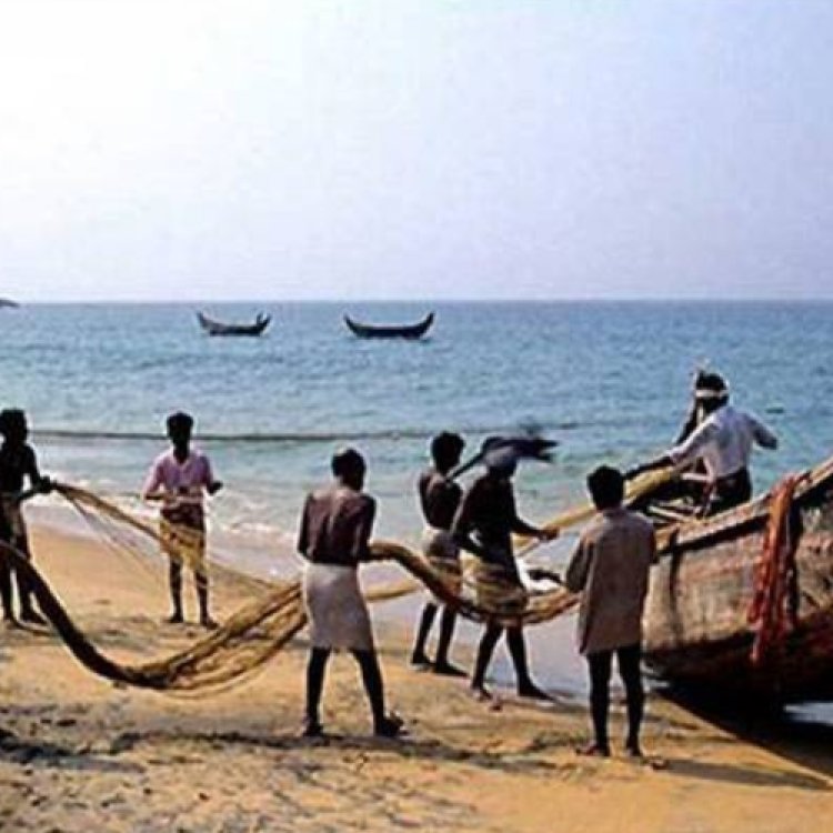 श्रीलंकाई नौसेना ने आठ भारतीय मछुआरों को पकड़ा