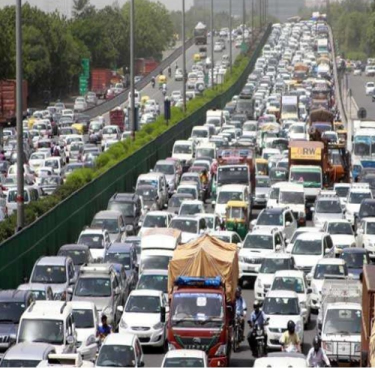 वाहनों की अधिकत्ता के चलते दिल्ली मेरठ मार्ग पर लगा तीन किलोमीटर लम्बा जाम