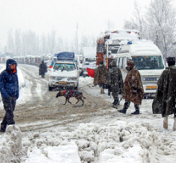 कश्मीर में ताजा बर्फबारी से हवाई तथा रेल सेवाएं प्रभावित